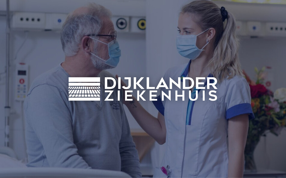 Een patient en zorgmedewerker met het logo van dijklander ziekenhuis