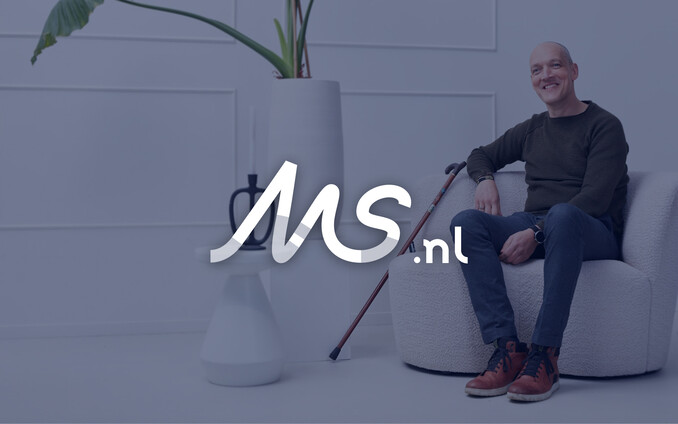 Een persoon met wandelstok en het logo van MS erbij
