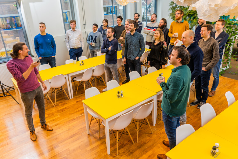 Het SWIS team staat klaar voor de wekelijkse standup. 